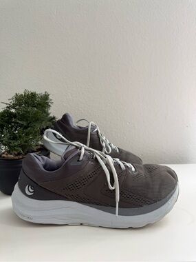 Topo phantom 2 Women size 9.5  Neutral Gray Athletic Lace-Up Sneakers